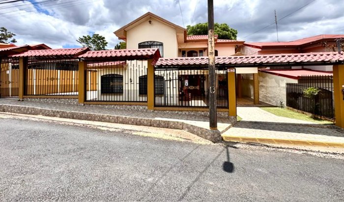 Turn Key Spacious Home with Pool- Grecia Alajuela en Grecia, Alajuela — $364,000 - Foto 2 de 49