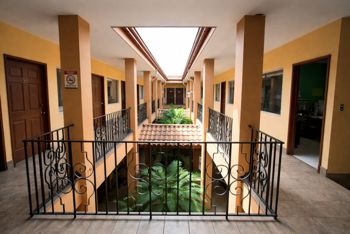 Edificio con Potencial Hostal Airbnb Cerca de La Sabana y Paseo Colón - Foto 3 de 3