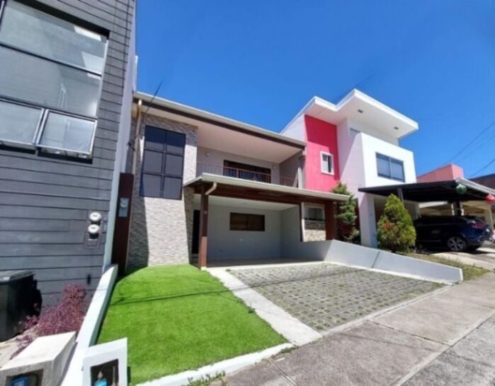 Se Vende hermosa casa ubicada en ulloa Heredia 26-1305 in Ulloa, Heredia — $240,000