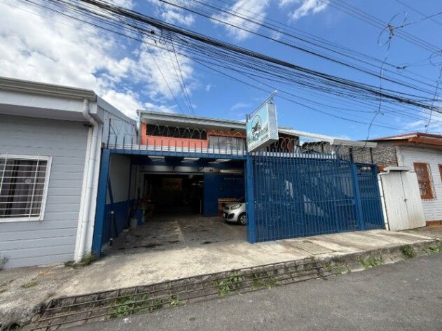 LOCAL COMERCIAL CON APARTAMENTO EN VENTA GOICOCHEA en Calle Blancos, Goicoechea, San José — $235,000