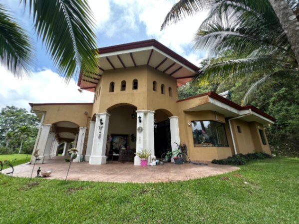 Hermosa Casa Estilo Mediterráneo en las Montañas de Puriscal en Mercedes Sur, Puriscal, San José — $525,000