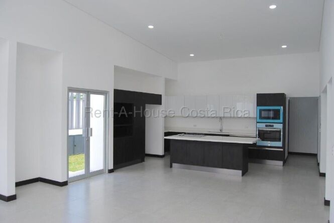 ALQUILER DE MODERNA CASA EN ORO NOVO PIEDADES DE SANTA ANA. en Piedades, Santa Ana, San José — ₡ 900 000