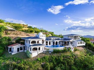 Villa de Lujo con Vista al Océano y Volcanes en Lomas del Mar