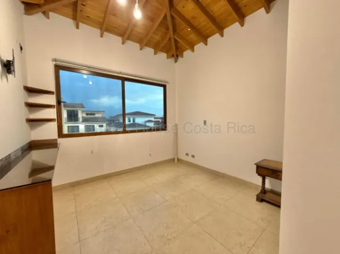 Casa tipo colonial amplia con terraza y parqueo para 5 vehículos  #26-1652 GS en Ulloa, Heredia — $510,000 - Foto 2 de 13
