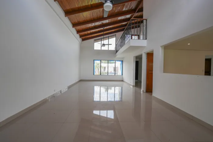 Casa Independiente de 4 Habitaciones en Rohrmoser en Pavas, San José — $2,800 - Foto 3 de 30