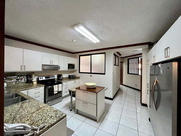 Casa Independiente San Antonio de Escazú en San Antonio, Escazú, San José — $415,000 - Foto 2 de 37