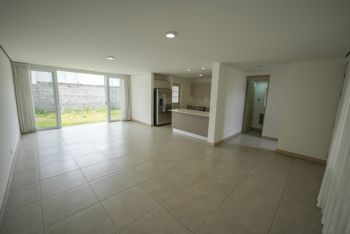 Casa de 3 habitaciones con Sala de TV en Condominio 3-10 Guachipelín in San Rafael, Escazú, San José — $2,275 - Photo 4 of 22