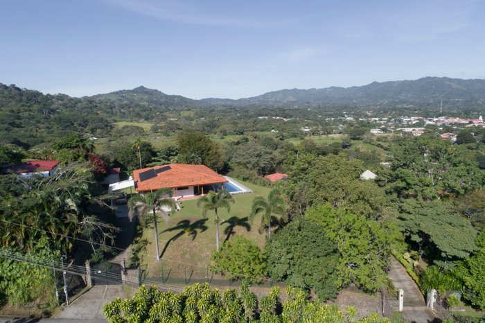 Propiedad de 3 viviendas con 2 entradas independientes con ingresos en Atenas, Alajuela — $1,689,000 - Foto 2 de 35