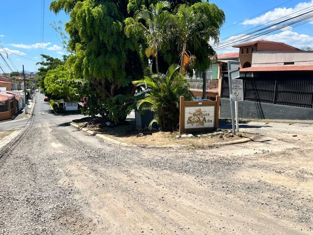 Se Vende Lote en Urbanización Bosques de Santa Ana en Pozos, Santa Ana, San José — ₡ 50 000 000 - Foto 2 de 3