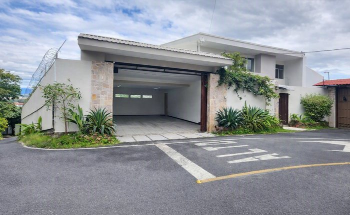 Casa de cuatro habitaciones en Escazú con vistas espectaculares en San Rafael, Escazú, San José — $485,000