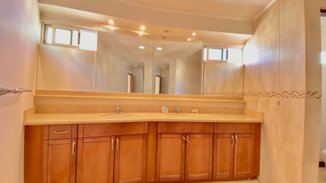 Bella Casa en Alquiler en San Rafael de Escazú. RAH 25-954 en San Rafael, Escazú, San José — $3,950