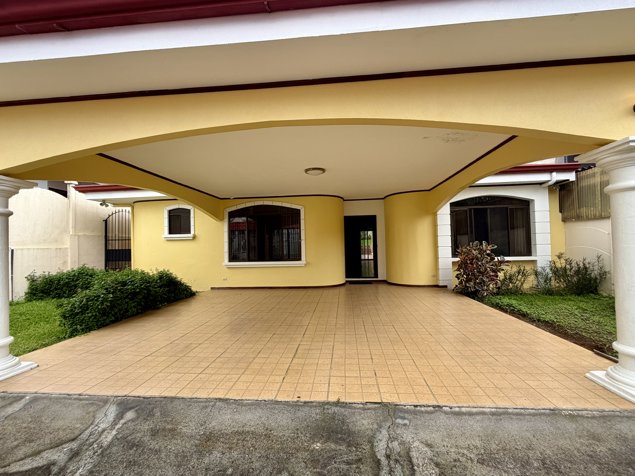 Hermosa casa cerca del centro de San Ramón, Alajuela in San Ramón, Alajuela — ₡ 125 000 000