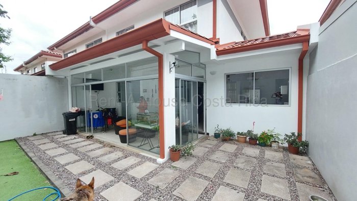 Casa de 4 habitaciones en Ciudad Colon con 240 de terreno en Colón, Mora, San José — $230,000