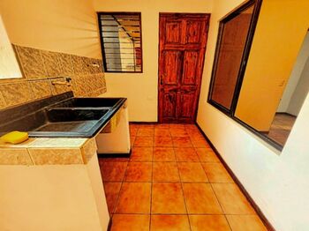Casa enfrente de escuela de Morazan, Perez Zeledon, Costa Rica. en San Isidro De El General, Pérez Zeledón, San José — $110,000 - Foto 4 de 18