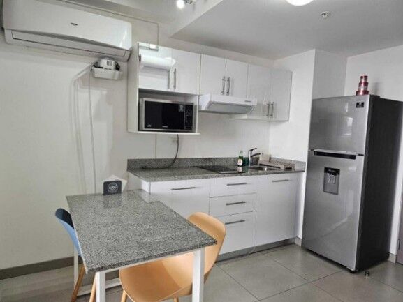 Se vende moderno apartamento amoblado en Torre Ifreses 25-389 en Curridabat, San José — $124,000