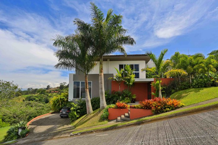 Casa de Lujo con Vista al Bosque en Cerro Colón, Ciudad Colón in Colón, Mora, San José — $897,000