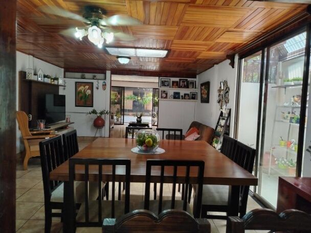 MLS-25-1920 VENTA PROPIEDAD CON 5 CASAS SANTA ANA SAN JOSE in Santa Ana, San José — $2,000,000