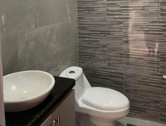 Venta de Casa de Lujo en Santo Domingo de Heredia. in San Vicente, Santo Domingo, Heredia — ₡ 325 000 000