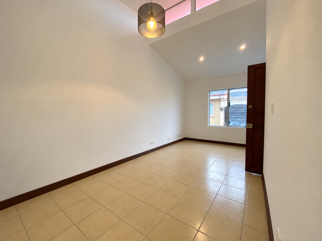 Casa Remodelada en Venta en Condominio en Aguacaliente, Cartago | ₡53 Millones en Aguacaliente, Cartago — ₡ 53 000 000 - Foto 2 de 10