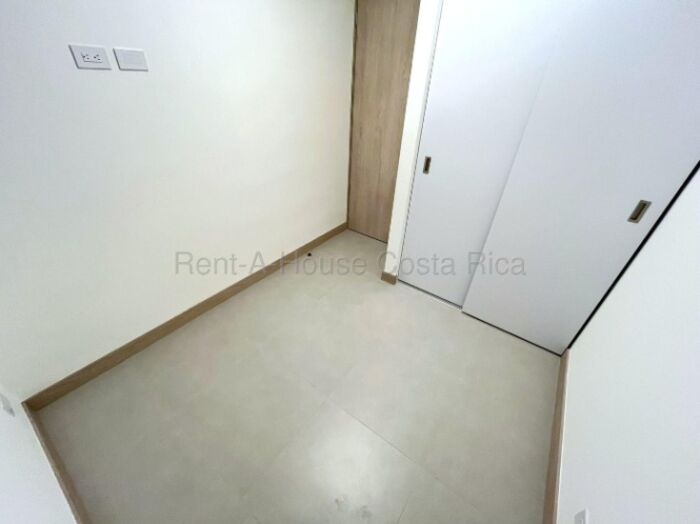 Venta de apartamento semi amoblado con balcón y amenidades #26-2113 GS en San Sebastián, San José — $149,000