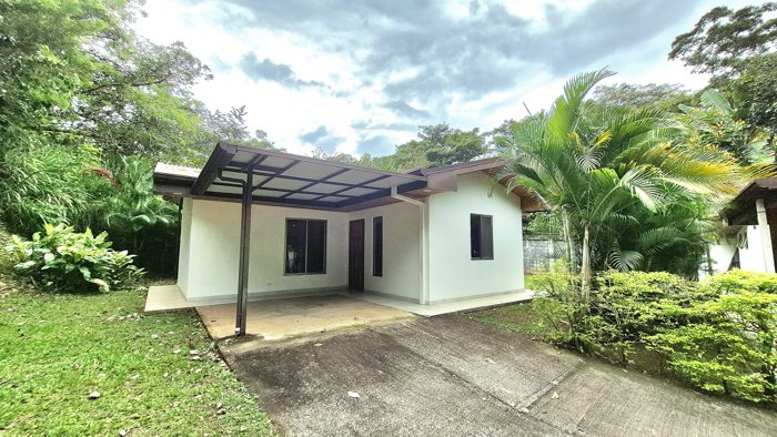 Casa en Atenas distancia caminando de todas las facilidades en Atenas, Alajuela — $182,000
