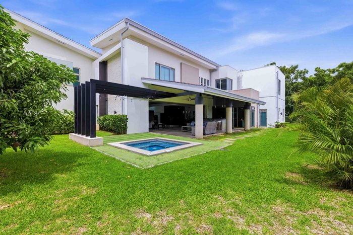 Exclusiva Residencia Familiar de Lujo en Hacienda Espinal en San Rafael, Alajuela — $1,195,000 - Foto 3 de 34