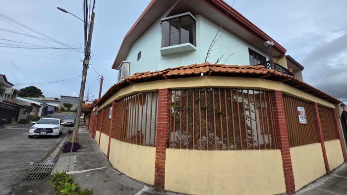 Casa de uso mixto en Jardines Los Sauces Moravia en San Vicente, Moravia, San José — ₡ 90 000 000 - Foto 2 de 20