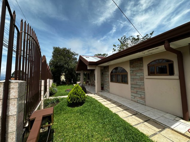 Se Vende Casa + Apartamento Independiente en San Rafael de Coronado | 1.038 m² | Uso Mixto in San Rafael, Vázquez de Coronado, San José — ₡ 210 000 000 - Photo 2 of 3