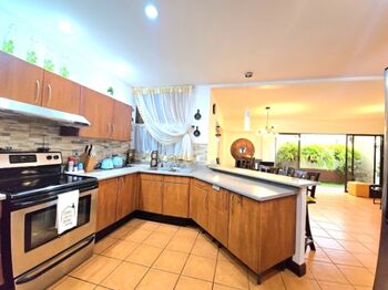 SE VENDE CASA COLONIAL MODERNA CON OFICINA INDEPENDIENTE Y UBICACION ESTRATEGICA EN HEREDIA en Llorente, Flores, Heredia — 139 000 000 ₡ - Foto 4 de 23