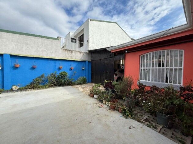 Venta de Cómoda Casa en Mercedes de Heredia / Mls. 25-1226 OFC JB en Mercedes, Heredia — $335,000