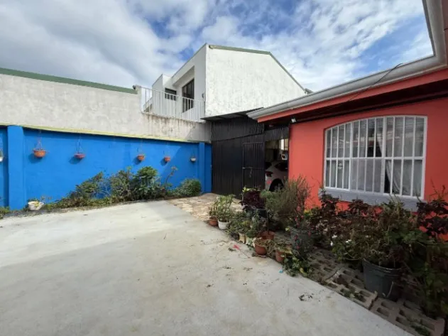 Venta de Cómoda Casa en Mercedes de Heredia / Mls. 25-1226 OFC JB en Mercedes, Heredia — $335,000