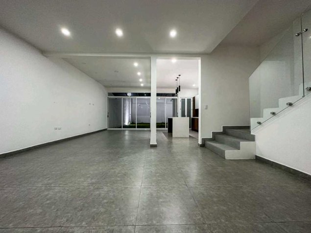 VENDO MODERNA CASA EN HEREDIA en Heredia — $2,000 - Foto 3 de 47