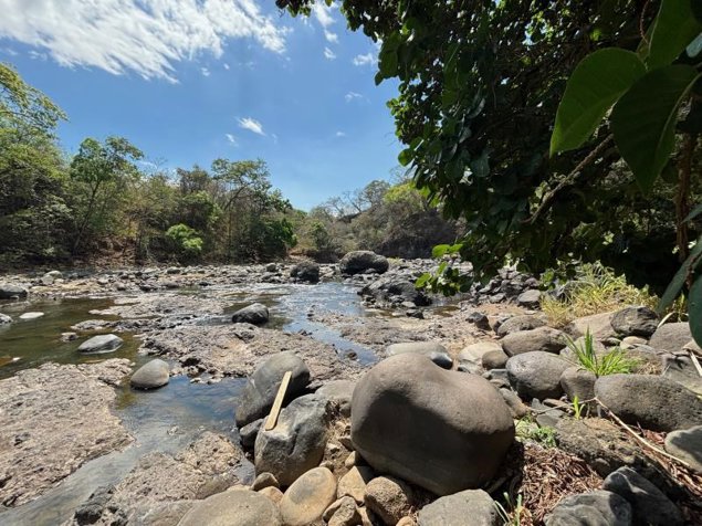 Grande finca semi segregada 5 min. de Atenas Centro junto a rio en Atenas, Alajuela — $1,500,000 - Foto 3 de 12