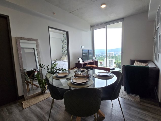 APARTAMENTO AMUEBLADO EN VENTA O ALQUILER SECRET SABANA en Mata Redonda, San José — $1,200 - Foto 2 de 12