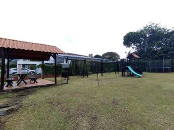 Se vende moderna casa con amplio patio en San Isidro Heredia 25-1931 en San Isidro, Heredia — $719,000 - Foto 4 de 20
