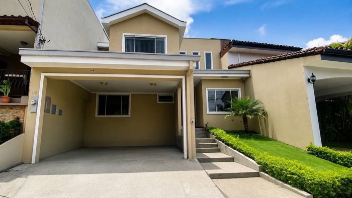 Venta de casa en Curridabat. Condominio Lomas de Granadilla in Granadilla, Curridabat, San José — ₡ 205 000 000