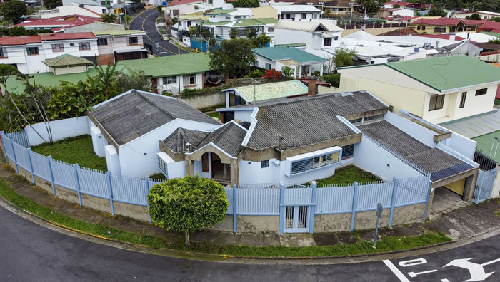 VENTA DE CASA, SAN JOSÉ, MORAVIA, LOS COLEGIOS en San Vicente, Moravia, San José — ₡ 286 000 000