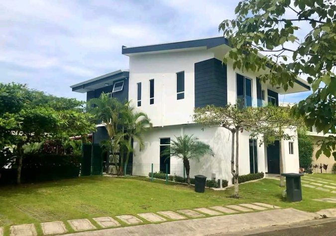 Hermosa Casa de Playa en Punta Leona en Tárcoles, Garabito, Puntarenas — $650,000