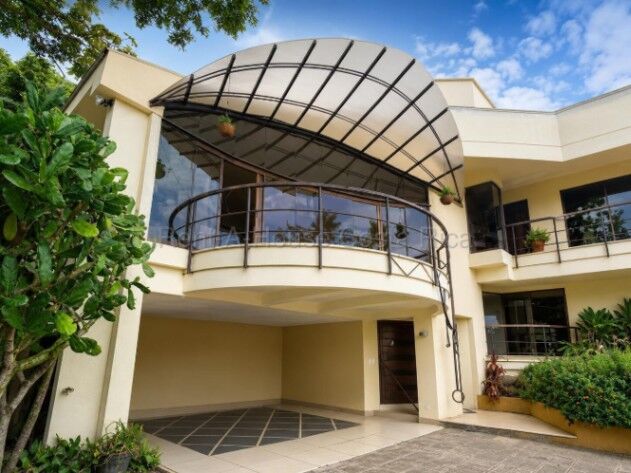 Venta casa de lujo de 3 niveles con vista panorámica y amplios jardines #27-141 GS en Escazú, San José — $550,000