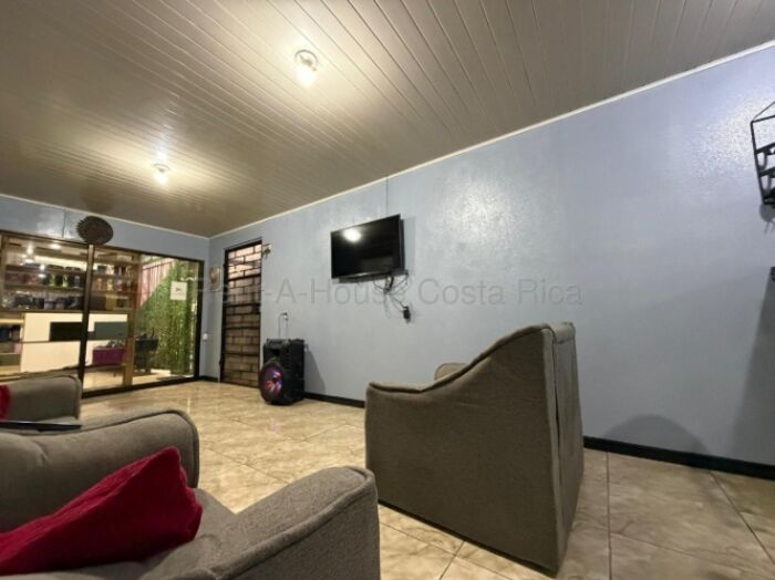 Venta casa 3 habitaciones con patio y excelente entorno familiar #26-1803 GS en San Rafael Arriba, Desamparados, San José — $100,231