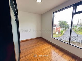 Alquiler de casa con amplio jardín y chimeneas en Granadilla #26-1119 GS en Granadilla, Curridabat, San José — $3,200 - Foto 5 de 10