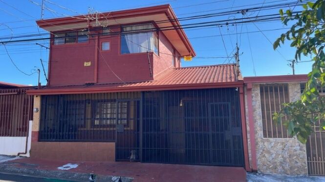 Se vende espaciosa casa con apartamento en Mercedes San José 23-1894 in Mercedes, Montes De Oca, San José — $252,000