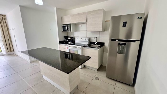 Venta Apartamento Primer Piso Línea Blanca y Jardín en Curridabat en Granadilla, Curridabat, San José — $160,000