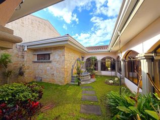 Venta de casa de lujo de un nivel con amplio jardín en Altamonte, Curridabat #26-2159 GS