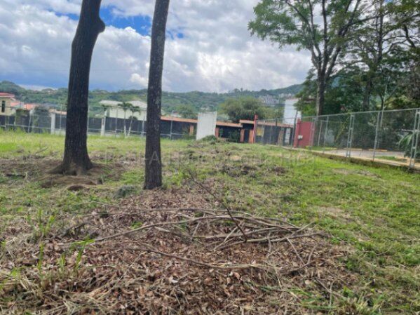 Lote plano con doble frente en zona premium ideal para desarrollo estratégico 26-1688 GS en Santa Ana, San José — $495,000