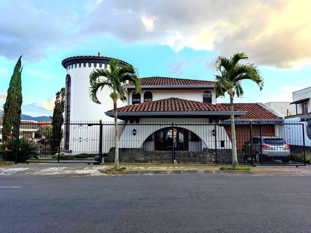 Residencia Esquinera en Guayabos 640 m² de Terreno, Jardín y Oficina en Curridabat, San José — $575,000