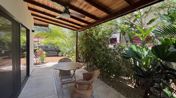 Casa bien terminada en pequeña comunidad privada de Atenas. en Atenas, Alajuela — $270,000