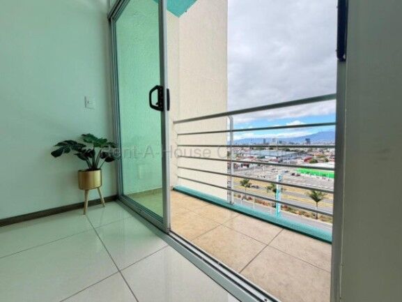 Alquiler de apartamento de 71m2 en Bambú Eco-Plaza en penúltimo piso in Alajuelita, San José — ₡ 550 000