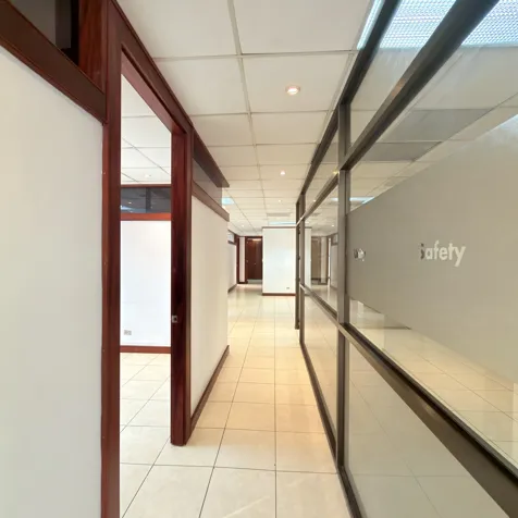 Local para oficina de 215.73 m2, incluye 4 estacionamientos techados en Mata Redonda, San José — $3,884 - Foto 3 de 20