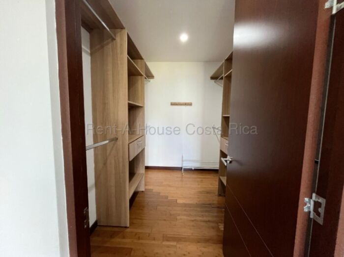 Apartamento en alquiler con línea blanca y ubicación estratégica en Escazú #26-1705 GS in San Rafael, Escazú, San José — $1,800